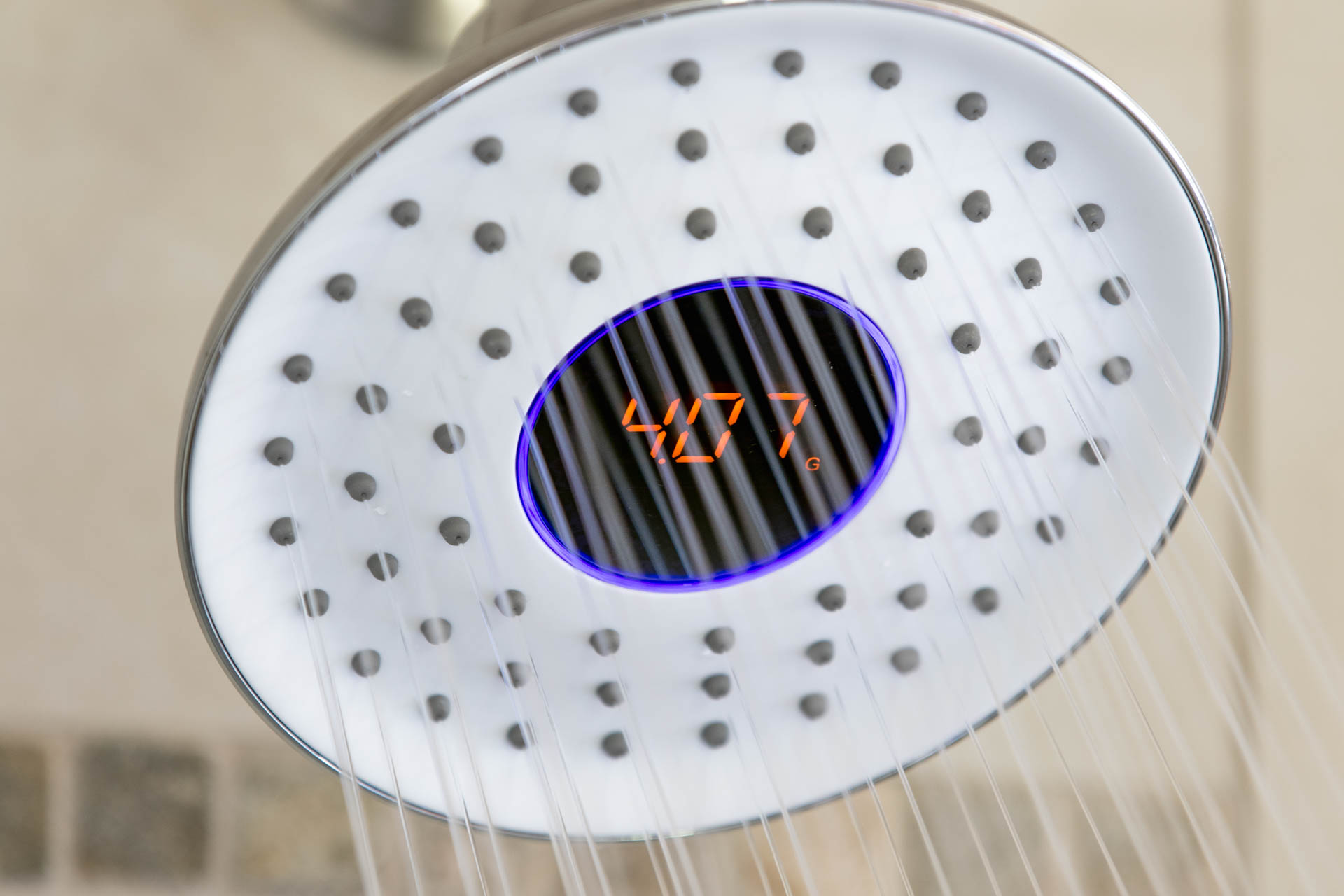 As the water is turned on, the WaterHawk immediately comes to life and begins a ritual of alternating every five seconds between real-time tracking of cumulative usage volume (shown here) and temperature. Image: Digitized House.