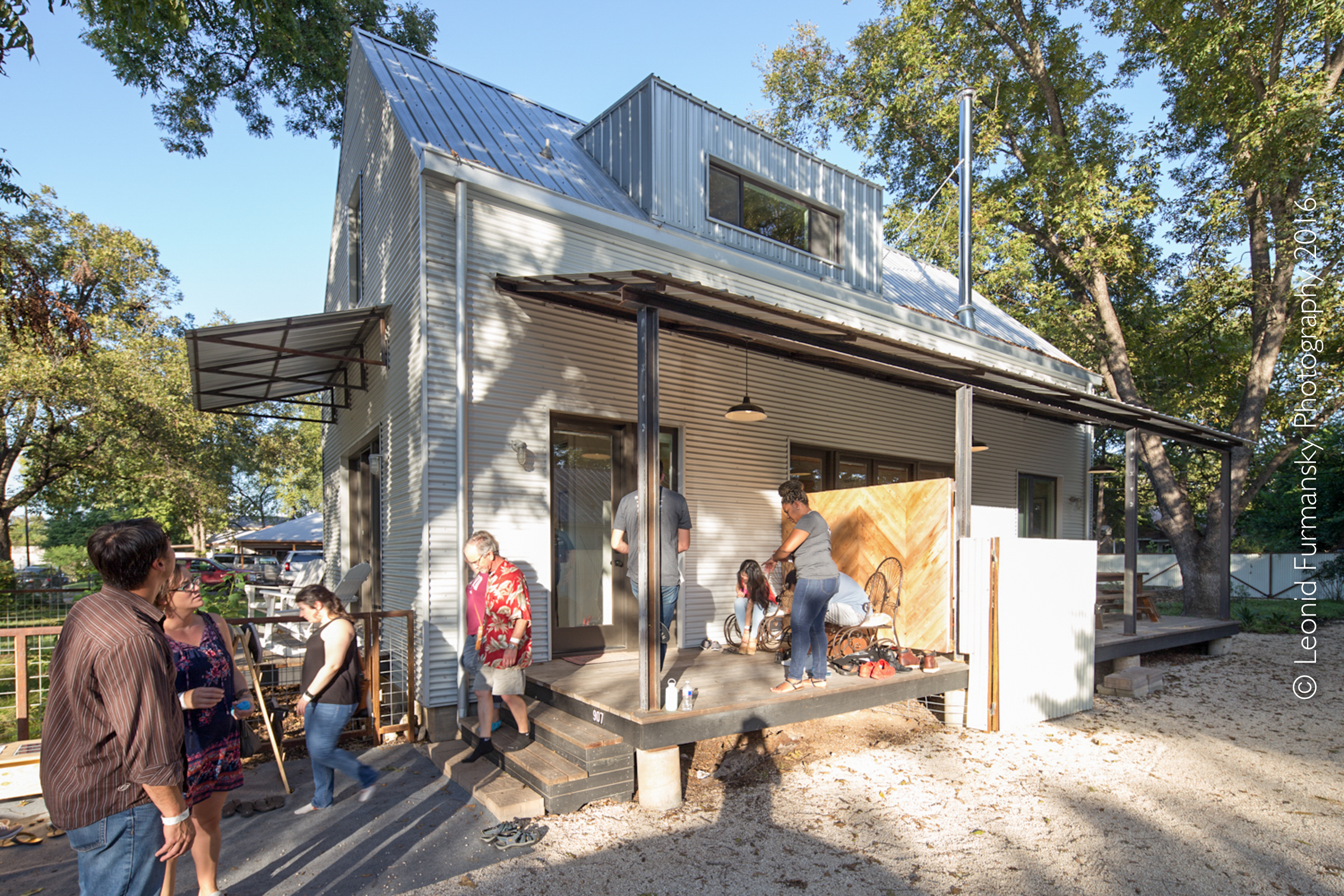 Perfect Wall house: AIA Austin Homes Tour 2016 attendees stream in and out of the house.