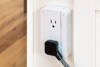 The ConnectSense SmartOutlet2 features an over-outlet design. Image: Digitized House.