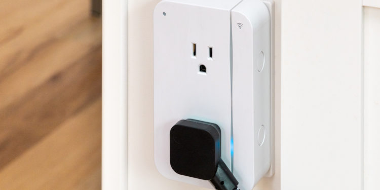 The ConnectSense SmartOutlet2 features an over-outlet design. Image: Digitized House.