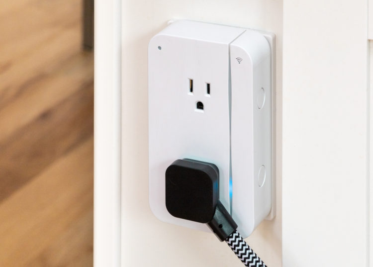 The ConnectSense SmartOutlet2 features an over-outlet design. Image: Digitized House.