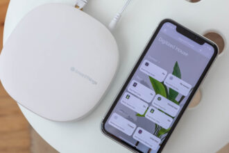 The Samsung SmartThings hub and smartphone app. Image: Digitized House.