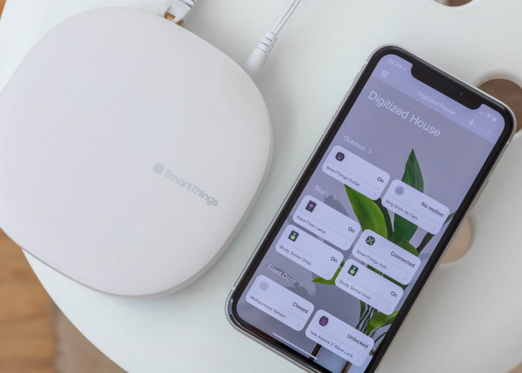 The Samsung SmartThings hub and smartphone app. Image: Digitized House.