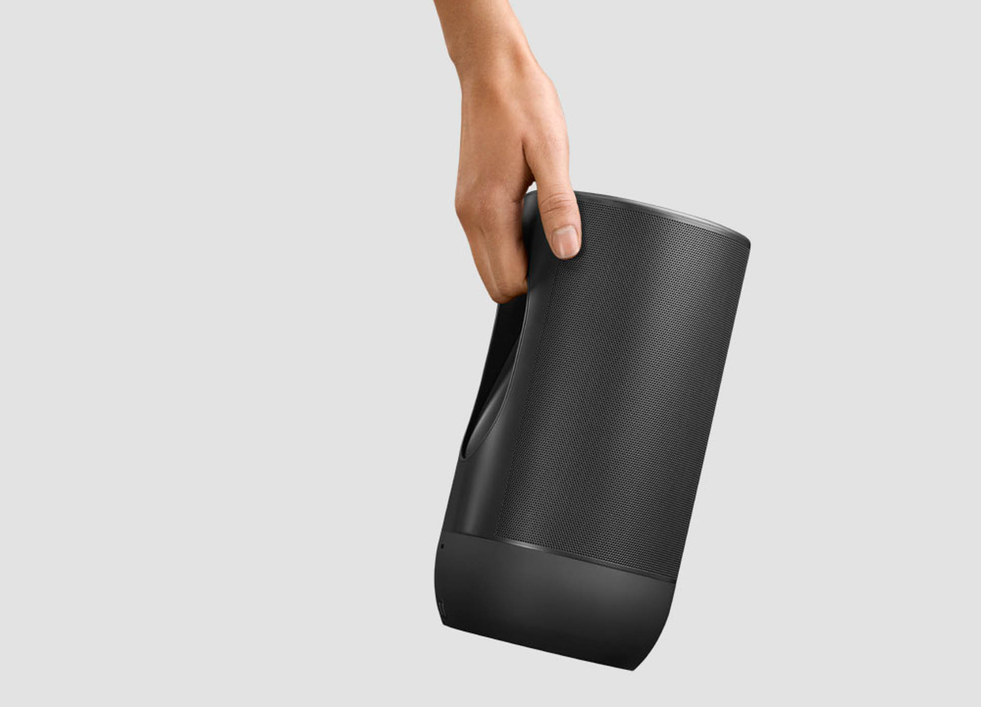 A built-in carry handle makes moving the 6.6-lb. Sonos Move speaker from inside to outside. You won't be easily tucking it into your carry bag, as it measures over 9-in. tall. Image: Sonos.