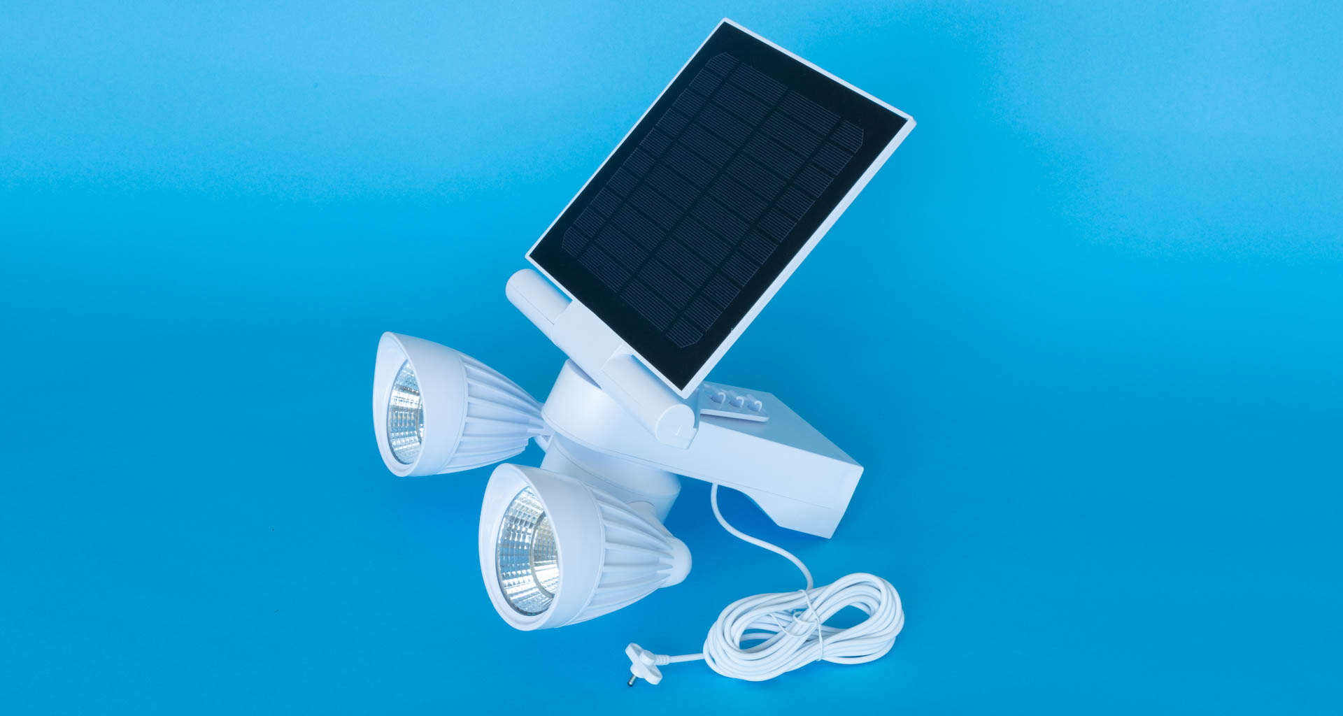 Wasserstein Ring Floodlight & Solar Panel Charger as it comes out of the box. Image: Digitized House.