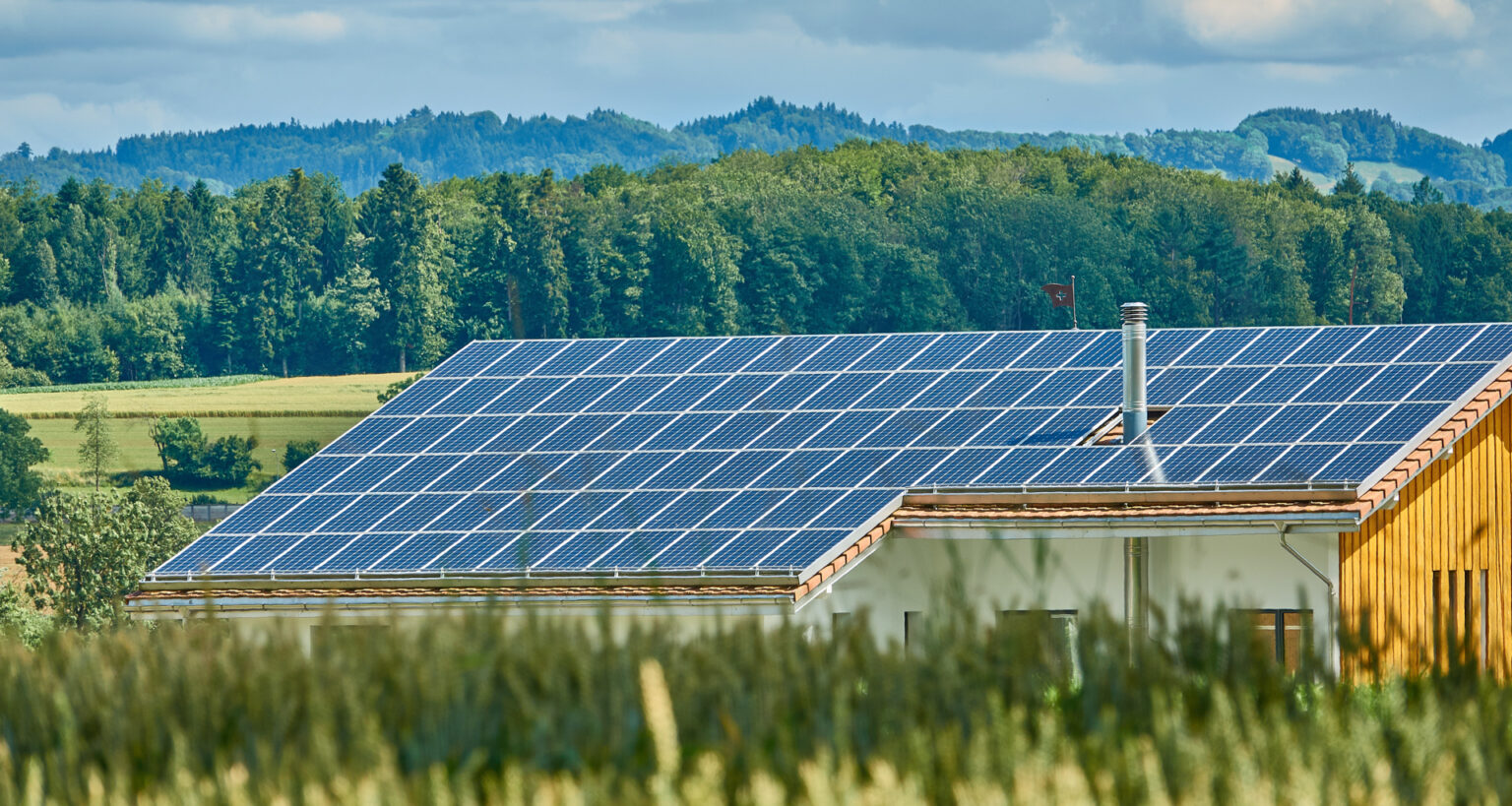Rooftop solar arrays are an important element for green homes. Image: Roy Buri from Pixabay.