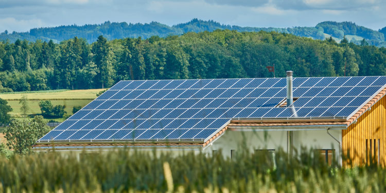 Rooftop solar arrays are an important element for green homes. Image: Roy Buri from Pixabay.