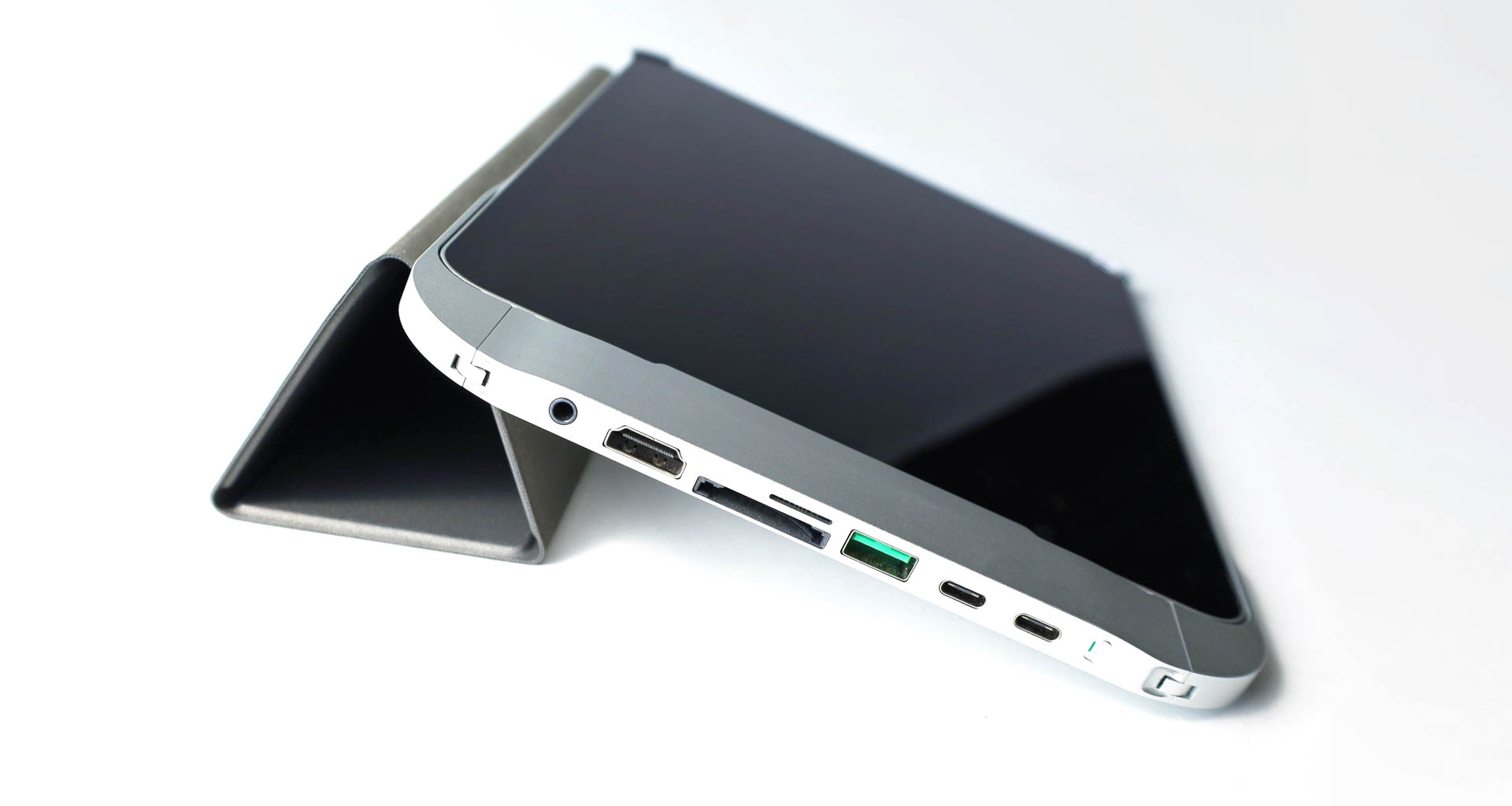 Ports, ports, and more ports. The Fledging Hubble for iPad integrated USB-C hub and case offers a broad range of connectivity. Image: Fledging.