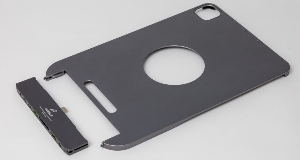 The back side of Hubble for iPad Pro 11 and iPad Air 10.9. Here, you can see the two small metal latches on either side of the chassis opening. Image: Digitized House.